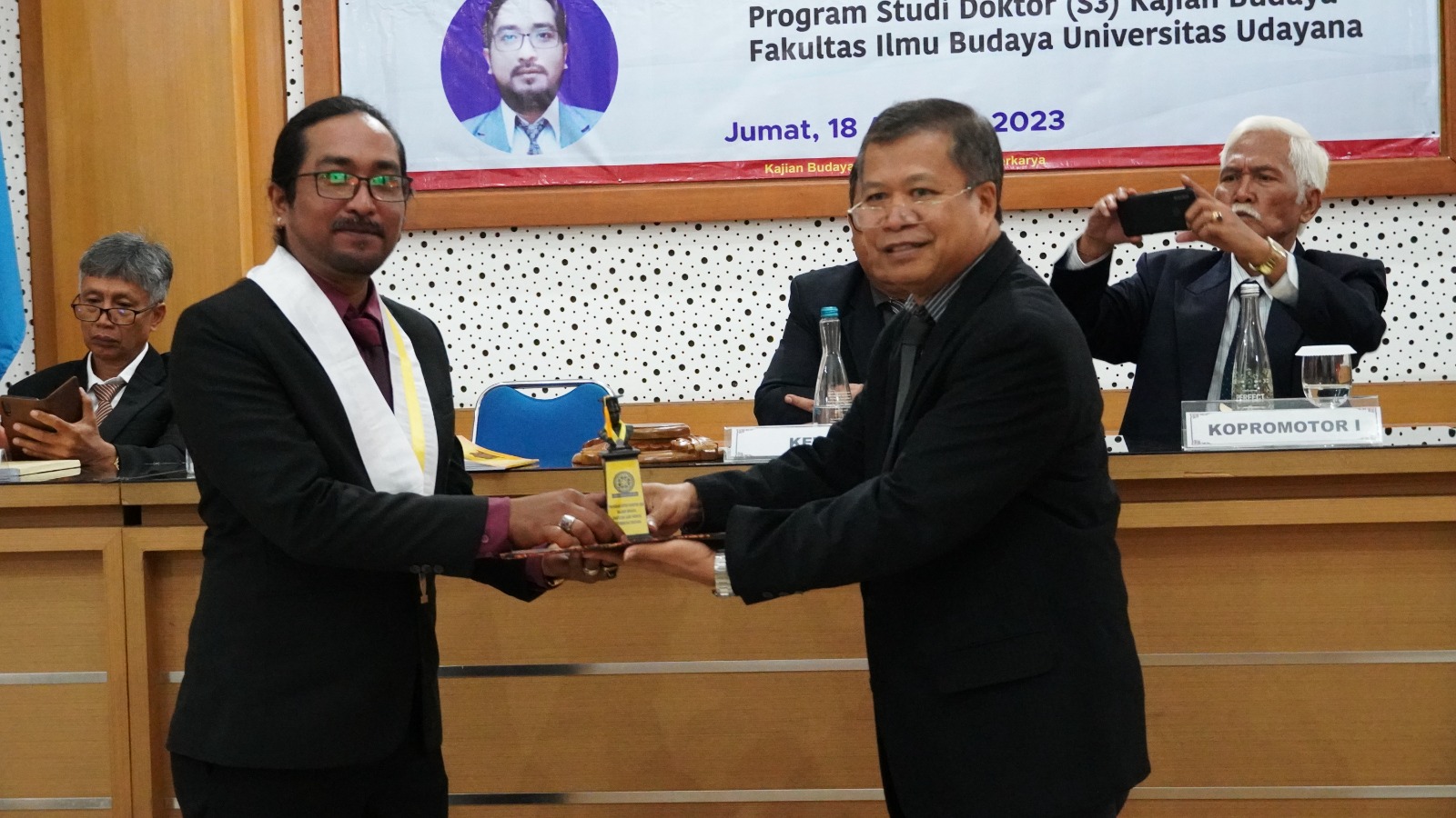Dosen Unhi Denpasar Raih Doktor Kajian Budaya di Fakultas Ilmu Budaya Unud